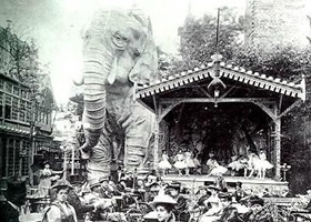 moulin rouge elefant in Paris