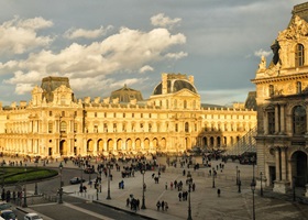 palais du louvre in paris