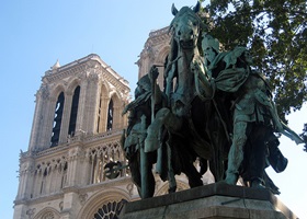 notre dame de paris et statue de charlemagne