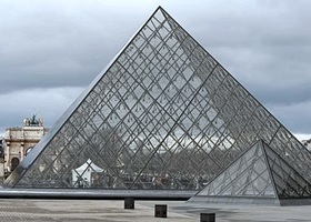 pyramide du louvre