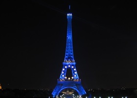 tour eiffel couleur bleue europe